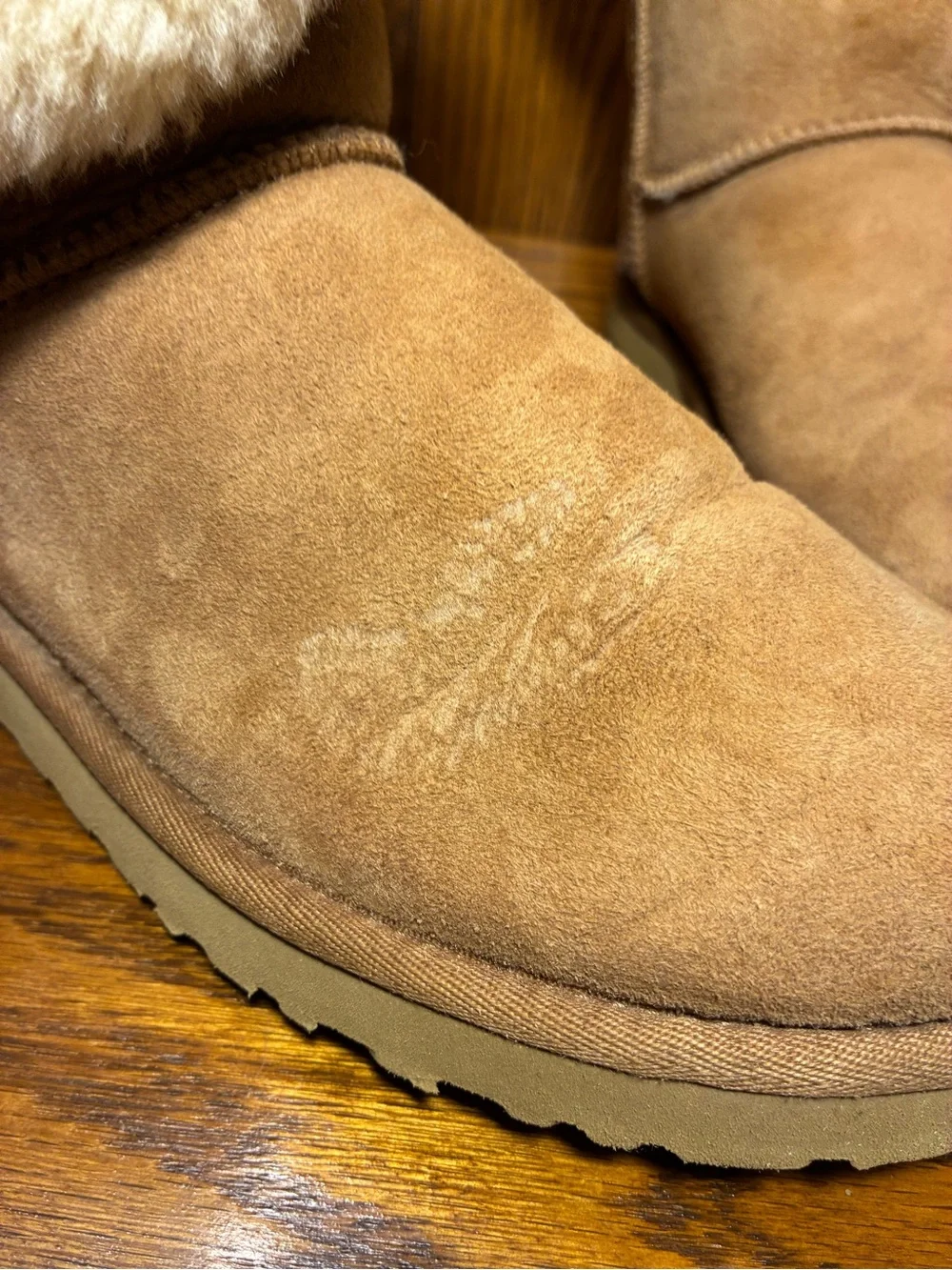 UGG Bailey Button Short 5803 Chestnut Sheepskin Boots Size 9